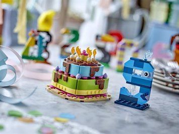 Конструктор LEGO&reg; Торт на день народження з прикрасами, веселий подарунковий набір, декор для столу, 219 деталей afk-186903 фото