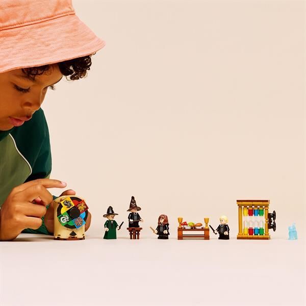 Конструктор LEGO Harry Potter TM Замок Хогвартс: Церемония распределения по факультетам 124 Детали afk-186611 фото