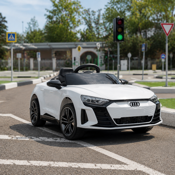 Детский электромобиль Bambi M 4938 EBLR-1 Audi RS e-tron GT белый, 2 мотора по 30W, EVA, экокожа, MP3, USB, TF, Bluetooth mp-276184 фото