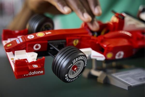 Конструктор LEGO&reg; Icons Ferrari F2004 та Michael Schumacher 735 деталей afk-186718 фото