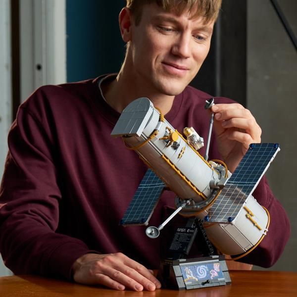 Конструктор LEGO&reg; Icons Космічний телескоп &laquo;Габбл&raquo; - Набір наукового декору afk-186844 фото