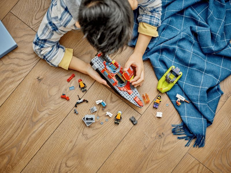 Конструктор LEGO City Лодка пожарной бригады, 144 детали 60373 bab-395839 фото